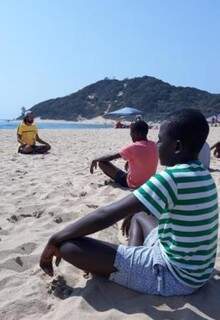 Os adolescentes meditam de frente para a praia (Foto: Arquivo Pessoal)