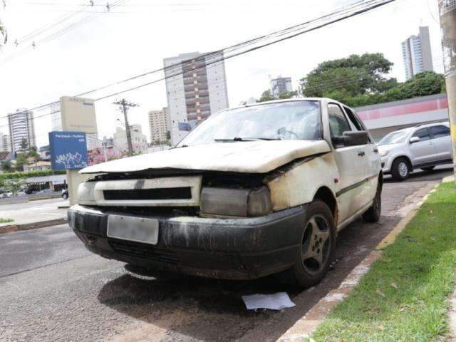 Carro ocupado por 4 pessoas pega fogo na Rua Joaquim Murtinho