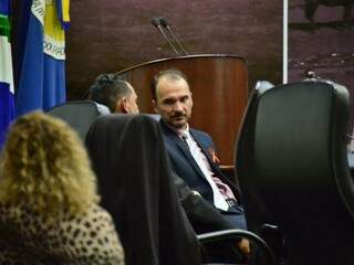 Vereador Junior Rodrigues (PR) durante sessão da Câmara nesta noite. (Foto: Eliel Oliveira)