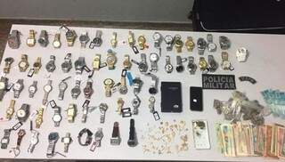 Entre os objetos recuperados havia mais de 60 relógios, joias e dinheiro (Foto: Edição de Notícias)