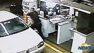 C&acirc;meras mostram policial &agrave; paisana evitando assalto em posto de combust&iacute;veis