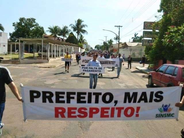 Com sal&aacute;rios atrasados, servidores municipais entram no 8&ordm; dia de greve 