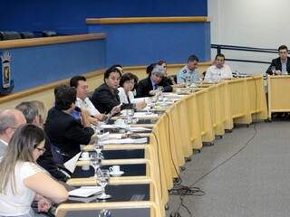 Mesa de autoridades, durante audiência pública na Câmara Municipal (Foto: Divulgação/CMCG)