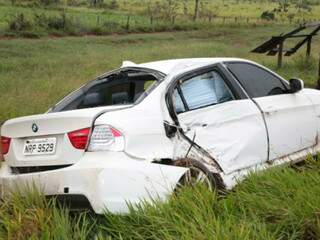 Motorista não sofreu graves ferimentos e carro ficou destruído depois de acertar coqueiro. (Foto: PC de Souza/ Edição de Notícias)