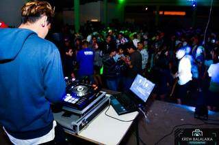 Baile tem DJ e MCs que animam a festa (Foto: Krew Balalaika)