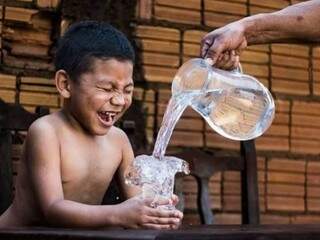 Fotógrafo registra a felicidade da criança que tem água colocada em copo (Foto: Marcos Maluf)