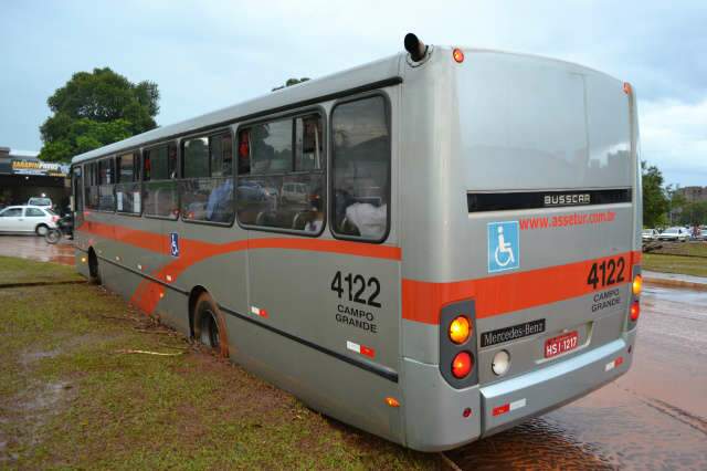  Passageiros vivem drama em &ocirc;nibus que atolou em rotat&oacute;ria tomada por lama