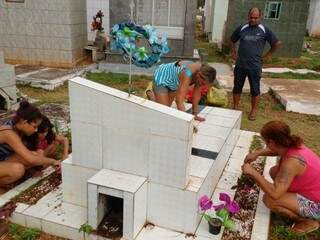Limpeza de túmulo no cemitério Santo Antônio, na tarde desta terça-feira (Foto: Christiane Reis)