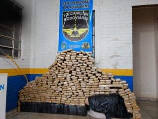 Tabletes de maconha apreendidos em carro abandonado por suspeito (Foto: Polícia Militar Rodoviária) 