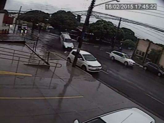 Bueiro aberto causa acidentes e v&iacute;deo mostra voo de carro em avenida