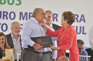 Presidente da AL, deputado Jerson Domingos, entrega título de Cidadâ Sul-Mato-Grossense a presidente Dilma (Foto: João Garrigó)