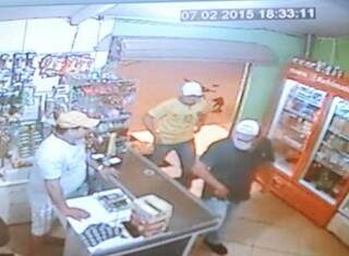 Câmeras de segurança registraram momento em que os assaltantes invadiram a mercearia. (Foto: Reprodução)