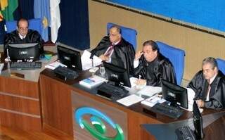 Conselheiros da 2ª Câmara julgando processos nesta quarta-feira (Foto: Divulgação)