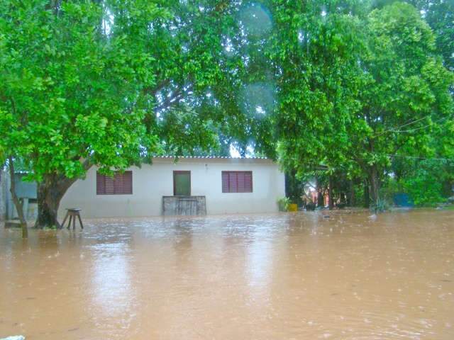  Chuva isola pelo menos dois assentamentos em Corumb&aacute;