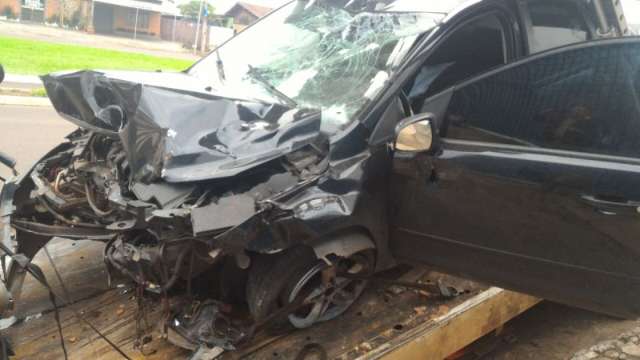 Carro que atingiu mulher e derrubou poste &eacute; alvo de disputa judicial