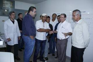Vereadores de Dourados no Hospital da Vida, onde foram recebidos por secretário de Saúde (Foto: Chico Leite/Divulgação)