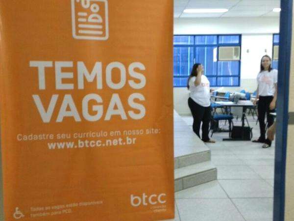 Vagas de emprego e est&aacute;gio atraem 500 pessoas para feira na Uniderp