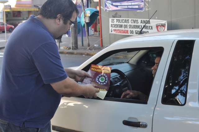 Sindicalistas distribuem panfletos e cobram reposi&ccedil;&atilde;o da infla&ccedil;&atilde;o