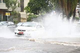 Chuva forte atingiu algumas regiões de Campo Grande (Foto: Cleber Gellio)