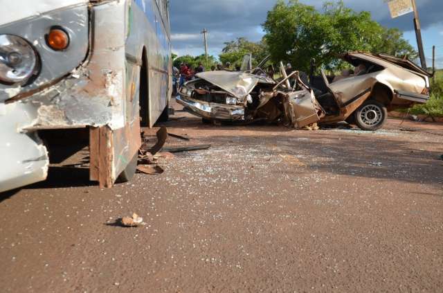 No 2&ordm; acidente grave do dia, motorista destr&oacute;i carro ao bater em &ocirc;nibus