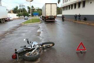 Motociclista caiu e bateu braço em poste da via (Foto: Marcelo Victor)