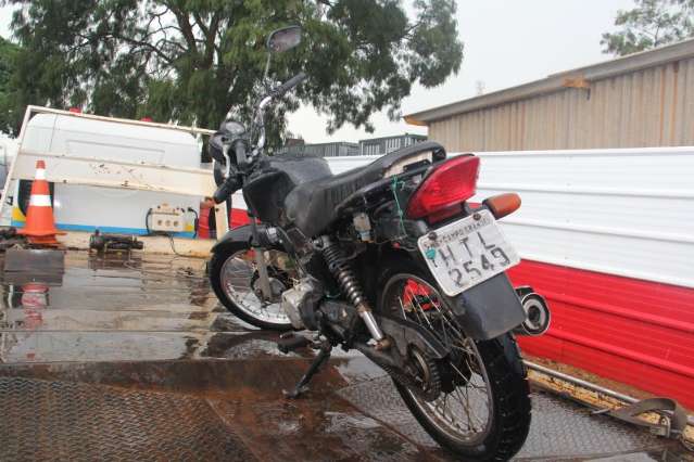 Dupla em motocicleta roubada se envolve em acidente no Tiradentes