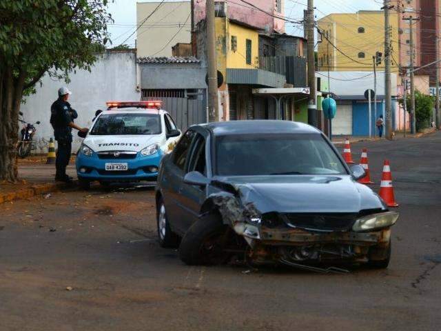 Condutor perde controle de dire&ccedil;&atilde;o e bate em &aacute;rvore na Ernesto Geisel 