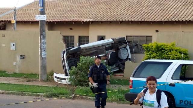 Suspeito capota carro, destr&oacute;i muro ao tentar  escapar da   persegui&ccedil;&atilde;o policial
