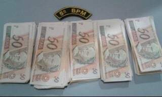Dinheiro falso foi comprado no Paraguai e seria levado para MT (Foto: Divulgação/Polícia Militar)