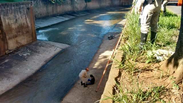 Motociclista cai em c&oacute;rrego e caminha mais de 3 km para pedir socorro 