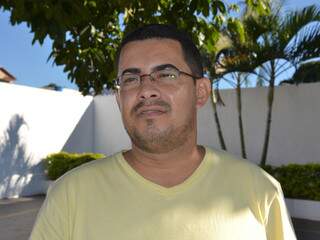 Gerente de farmácia, Willian Marques já presenciou vários acidentes na avenida. (Foto: Simão Nogueira)