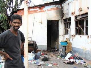 Adriano Rodrigues, que mora em casa destruída por incêndio (Foto: Marina Pacheco)