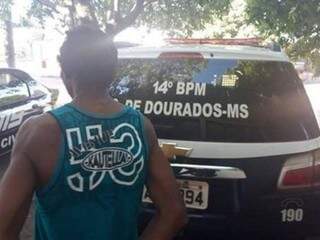 Homem &eacute; preso pela PM ao ser flagrado esfaqueando a ex no meio da rua 