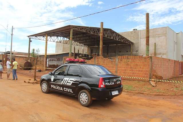 Homem &eacute; morto com dois tiros ao sair do trabalho para almo&ccedil;ar