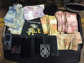 Dinheiro, celulares e drogas apreendidos pela polícia durante a ação. (Foto: Divulgação/PM)
