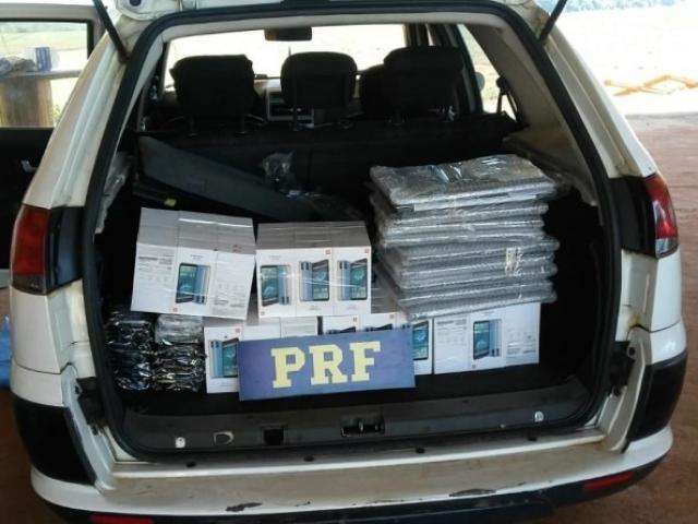 Em fiscaliza&ccedil;&atilde;o na BR-463, pol&iacute;cia apreende notebooks, brinquedos e 60 celulares