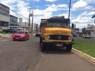 Caminhão estava estacionado em canteiro central de avenida. (Foto: Yarima Mecchi)
