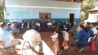 Comandantes da PM reunidos com lideranças das aldeias de Dourados; policiamento começa hoje (Foto: Divulgação/PM)