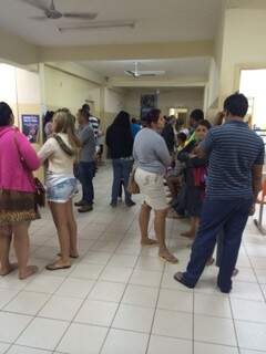 As pessoas tiveram que aguardar atendimento de pé na unidade de saúde. (Foto: WhatsApp)