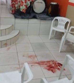 Pastora &eacute; executada com 3 tiros pelo ex-marido durante culto em igreja 