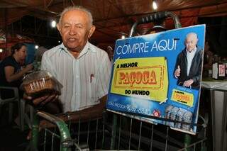 Com 86 anos João garante vender a melhor paçoca do mundo. (Foto: Marcos Ermínio)