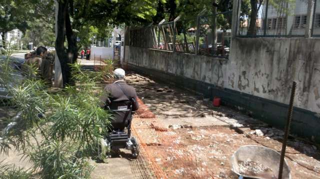 Leitor registra dificuldade de cadeirante para atravessar cal&ccedil;ada em obra