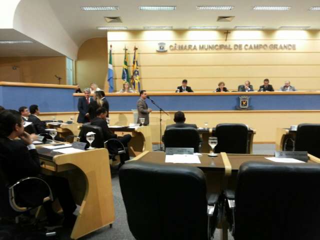 C&acirc;mara para com novo esc&acirc;ndalo e empresas continuam sem incentivos