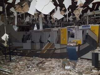 Agência ficou destruída após explosões (Foto: Direto das Ruas)
