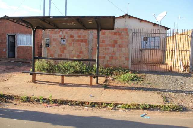 Bairros t&ecirc;m de ponto de &ocirc;nibus vazio a trabalhador &agrave; espera de &ldquo;resgate&rdquo; 