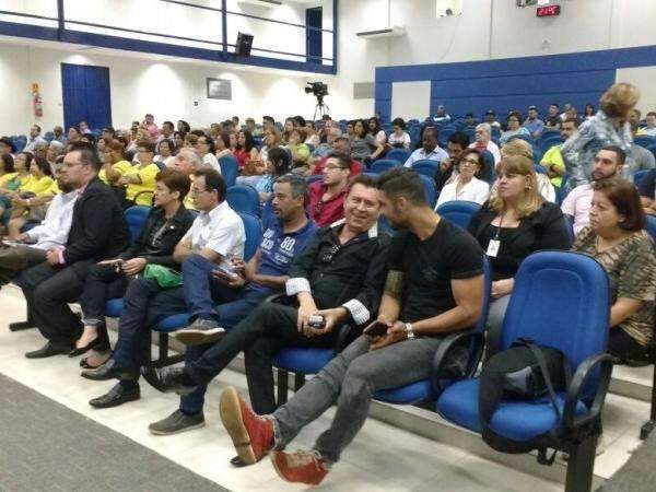 &quot;Mere&ccedil;o respeito&quot;: ex-vereador protesta na C&acirc;mara contra homofobia