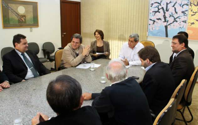  Andr&eacute; e senadores discutem medidas para defender pol&iacute;tica tribut&aacute;ria em MS