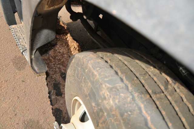Asfalto cede e caminh&atilde;o carregado com cesta b&aacute;sica fica preso em cratera