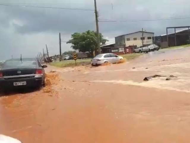 Chuva volta e em poucos minutos j&aacute; causa alagamentos na Capital