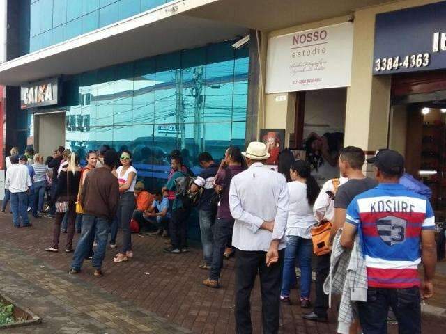 Sair do aluguel &eacute; sonho de quem madrugou na fila para sacar FGTS